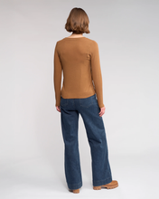 Load image into Gallery viewer, Knewe Label - Hero Top - Cedar colour back shot