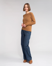 Load image into Gallery viewer, Knewe Label - Hero Top - Cedar colour side shot