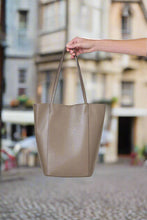 Load image into Gallery viewer, Naturals by O&J Handbag Natural colour front shot