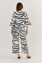 Load image into Gallery viewer, Naturals by O&J Mid Sleeve Linen Top Black Ribbon colour back shot