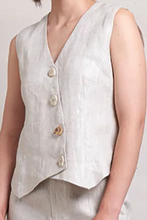 Load image into Gallery viewer, Neris - In Ore Vest - Pumice colour front closed up shot