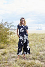 Load image into Gallery viewer, Ping Pong - Atlas Knot Front Top in Black/Ivory colour front shot