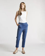 Load image into Gallery viewer, Yarra Trail - Bay Tank in White colour front shot