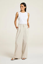 Load image into Gallery viewer, Yarra Trail - Bay Tank in White colour front shot