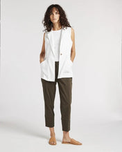 Load image into Gallery viewer, Yarra Trail - Bay Tank in White colour front shot