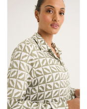 Load image into Gallery viewer, Yarra Trail - Hedge Shirt side closed up shot