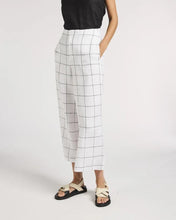 Load image into Gallery viewer, Yarra Trail Sentosa Pant in Black/White colour side shot