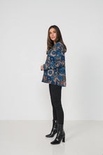 Load image into Gallery viewer, Caju Shirt Raglan Sleeve and Wood Buttons side shot
