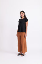 Load image into Gallery viewer, Foil - Natural Flare Top in Black colour side font shot
