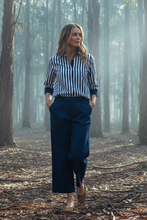Load image into Gallery viewer, Goondiwindi Cotton - Classic Cotton ¾ Sleeve Shirt - Dark Navy/White colour front shot
