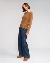 Load image into Gallery viewer, Knewe Label - Hero Top - Cedar colour side shot
