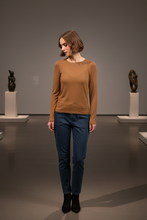 Load image into Gallery viewer, Knewe Label - Hero Top - Cedar colour front shot
