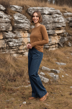 Load image into Gallery viewer, Knewe Label - Hero Top - Cedar colour side shot
