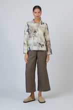 Load image into Gallery viewer, Naturals O&amp;J Button Down Top Emperador colour front shot
