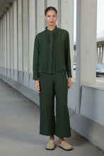 Load image into Gallery viewer, Naturals by O&amp;J Relaxed Linen Top - Myrtle colour front shot
